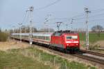 120 148-2 mit IC 2409 von Stralsund nach Kln Hbf kurz hinter Rostock.16.04.2012