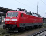 am 06.12.2014 pausiert die 120 111-0 im Rostocker Hbf