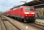 120 202-7 stand am Mittag des 24.06.2016 mit RE 4310 von Rostock Hbf nach Hamburg Hbf bei gefühlten 31 Grad im Rostocker Hbf.