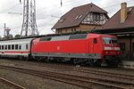 120 103-7 mit IC 2301(Warnemnde-Mnchen)bei der Ausfahrt in Warnemnde am 08.10.2016