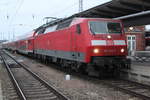 120 204 mit RE 4306(Rostock-Hamburg)kurz vor der Ausfahrt im Rostocker Hbf.04.12.2016