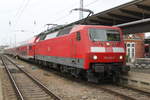 120 202-7 mit RE 4310(Rostock-Hamburg)kurz vor der Ausfahrt im Rostocker Hbf.21.04.2017