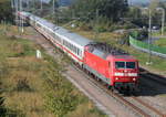 120 152+120 132(hinten)mit LPFT 78561 von Rostock Hbf nach Warnemünde bei der Durchfahrt in Warnemünde Werft.16.09.2017