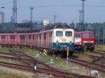 140 318-7+weitere 155er warten auf ihr Schicksal im Seehafen Rostock.(15.08.05)