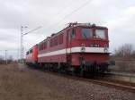 Die EBS 142 110-6 zusammen mit der ebenfalls 140 772-5,am 22.November 2015,am Bahnsteig in Mukran Mitte.