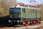 242 001-6(142 001-7 D-Press)beim Rangieren in Rostock-Bramow.16.04.2021