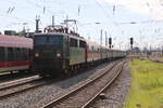 211 013 mit DZ 90118 Zwickau(Sachs) - Warnemünde bei der Einfahrt im Rostocker Hbf.10.08.2024