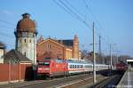 101 021-4 mit dem IC 1915 nach Stuttgart Hbf und im Bahnhof Rathenow steht die 112 188 mit dem RE2 (RE 37381) nach Knigs Wusterhausen.