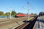 112 188 mit dem RE2 (RE 37412) von Cottbus nach Rathenow bei der Einfahrt am Haltepunkt Nennhausen.