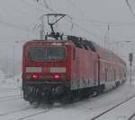 143 233-5 mit S2 von Warnemnde nach Gstrow bei der Ausfahrt im Rostocker Hbf.09.12.2012