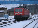 Stunden zuvor brachte die Cottbuser 143 843-1 sechs Dostos und einen Regionalbahnwagen nach Mukran.Hier kam die Lok,am 17.Januar 2013,von Mukran zurck.