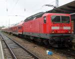 143 333-3 mit RE 18590 von Berlin Hbf(tief)nach Warnemnde kurz vor der Ausfahrt im Rostocker Hbf.23.05.2015