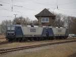 143 908-2+143 217-8 der Firma RBH als Leerfahrt von Bad Kleinen nach Wismar Hafen bei der Einfahrt im Bahnhof Wismar.06.02.2016