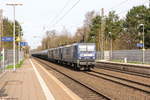 120 (143 079-2) & 123 (143 941-3) RBH Logistics GmbH mit der Wagenlok 143 084-2 und einem Kesselzug  Roherdöl  in Bienenbüttel und fuhren weiter in Richtung Uelzen.