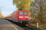 114 040 mit Kreuzfahrer-Leerzug 70115 von Rostock Hbf nach Warnemnde bei der Durchfahrt um 06:20 Uhr im Haltepunkt Rostock-Holbeinplatz.28.04.2017