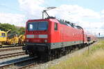 143 238 bei der Ausfahrt am 28.07.2023 im Rostocker Hbf.