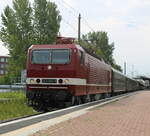 243 005 Bei der Durchfahrt am 12.08.2023 in Rostock-Lichtenhagen