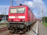 143 889-4(BW Cottbus)steht mit RE 38591 von Warnemnde Richtung   Berlin Hbf(tief)abgestellt im Bahnhof Warnemnde.Aufgenommen am 18.09.10