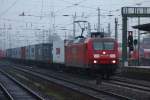 DB 145 013-9 mit Containerzug durch den Hauptbahnhof Bremen bei Regen am 23.12.2011