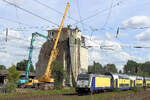 146 515 f�hrt in den Tostedter Bahnhof ein. Im Hintergrund sind die Abrissarbeiten des Getreidesilos zu sehen.