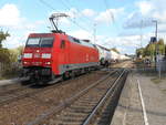 Mit einem Kesselzug aus Stendell rauschte die 152 091,am 22.September 2018,durch die kleine Station Chorin.