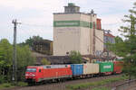 152 121-0 passiert den Tostedter Getreidesilo, der in den n�chsten Wochen abgerissen werden soll. Die Vorarbeiten sind schon angefangen. Tostedt, 19.06.2026.