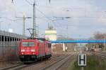 185 293-8 kommt von Rostock - Seehafen und hat 155 252-0 im Schlepp, die nach Köln-Kalk zur Firma Bender überführt wird (die Stromabnehmer fehlen schon).