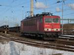 155 034 nach der Ankunft mit einem Rhrenzug aus Mhlheim am 05.Mrz 2010 im verschneiten Mukran.