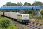 181 213-0 (SEL) mit einen Containerzug am Haken, durchfährt am 24.07.2023 den Tostedter Bahnhof.