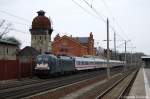 Auch am diesen Sonntag ist ES 64 U2 - 001 (182 501-7) mit dem IC 1923 von Berlin Sdkreuz nach Kln Hbf unterwegs und durch fhrt gerade den Ort Rathenow.