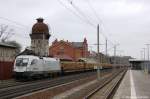 ES 64 U2 - 101 (182 601-5) Hupac im Dienst fr Raildox/SETG mit Holzzug in Rathenow in Richtung Stendal unterwegs.