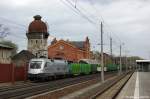 ES 64 U2 - 100 (182 600-7) Hupac im Dienst fr Raildox mit Holzzug in Rathenow in Richtung Stendal unterwegs.