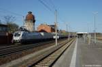 ES 64 U2 - 101 (182 601-5) Hupac im Dienst fr Raildox/SETG mit Hackschnitzelzug in Rathenow in Richtung Stendal unterwegs.