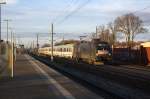 ES 64 U2-072 (182 572-8) MRCE Dispolok GmbH für DB Fernverkehr AG mit dem EC 249  WAWEL  von Hamburg Hbf nach Wroclaw Glowny, bei der Durchfahrt in Rathenow.