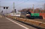 ES 64 U2-072 (182 572-8) MRCE Dispolok GmbH für DB Fernverkehr AG mit dem EC 249  WAWEL  von Hamburg Hbf nach Wroclaw Glowny, bei der Durchfahrt in Rathenow.