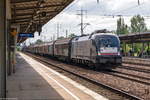 ES 64 U2 - 029 (182 529-8) MRCE Dispolok GmbH fr TXL - TX Logistik AG mit einem gemischten Gterzug aus Schiebewandwagen und Taschenwagen bestehend in Berlin-Schnefeld Flughafen und fuhr weiter