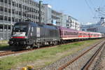 182 524-9 mit Leerzug von Warnemünde nach Rostock-Bramow bei der Durchfahrt in Warnemünde Werft.16.09.2017