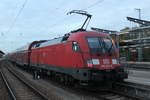 182 023-2 mit RE5(RE 4365)von Rostock Hbf nach Elsterwerda kurz vor der Ausfahrt um 16:34 Uhr im Rostocker Hbf.30.10.2018