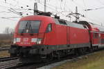 182 023-2 mit RE4310 von Rostock Hbf nach Hamburg Hbf bei der Ausfahrt im Rostocker Hbf.30.11.2018