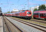 182 023 beim Rangieren am Mittag des 17.07.2022 im Rostocker Hbf.