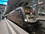 ES 64 U2-010 mit FLX 1230 von Stuttgart Hbf nach Berlin-Gesundbrunnen kurz nach der Ankunft in Berlin Hbf(tief).06.05.2023