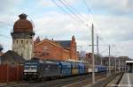 185 567-5 von der MRCE im Dienst fr die CFL Cargo mit einem PKP-Cargo Falns Ganzzug, der mit Polen Kohle beladen ist, in Rathenow in Richtung Stendal unterwegs.