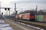 185 585-7 Macquarie European Rail für RheinCargo GmbH  HGK 2063  mit den Wagenloks DE 61 (266 061-1), 185 584-0  HGK 2062  und einem Kesselzug  Benzin oder Ottokraftstoffe , bei der Durchfahrt in