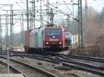 185 513 bei der Ausfahrt im Bahnhof Hamburg-Harburg.22.03.2016