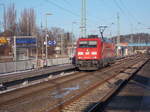 Zurück von Mukran ging es für die 185 380,am 20.Januar 2017,als die Lok,wegen einem haltzeigenden Signal`s,in Bergen/Rügen halten mußte.