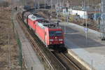 Green Cargo 185 402-5+232 241-0 mit einem gemischten GZ Richtung Rostock-Seehafen bei der Durchfahrt im Haltepunkt Rostock-Kassebohm.25.02.2017