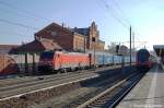 185 009-4 mit Containerzug in Rathenow in Richtung Stendal unterwegs.