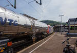Die an die SBB Cargo International AG vermietete SBB Cargo Re 482 022-1 (91 85 4482 022-1 CH-SBBC) der SBB Cargo fährt am 18 Juni 2025 mit einem Kesselwagenzug durch Betzdorf/Sieg in Richtung