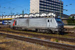 Die Alstom Prima BB 37020 (91 87 0037 002-5 F-AKIEM) der Akiem, ex Fret SNCF 437020, steht am 01 Juli 2025 beim Hauptbahnhof Koblenz und sonnt sich.
