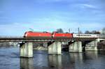 101 042-0 und eine weitere 101 im Schlepp mit IC auf der Donaubrücke in Ulm am 21.03.2002.